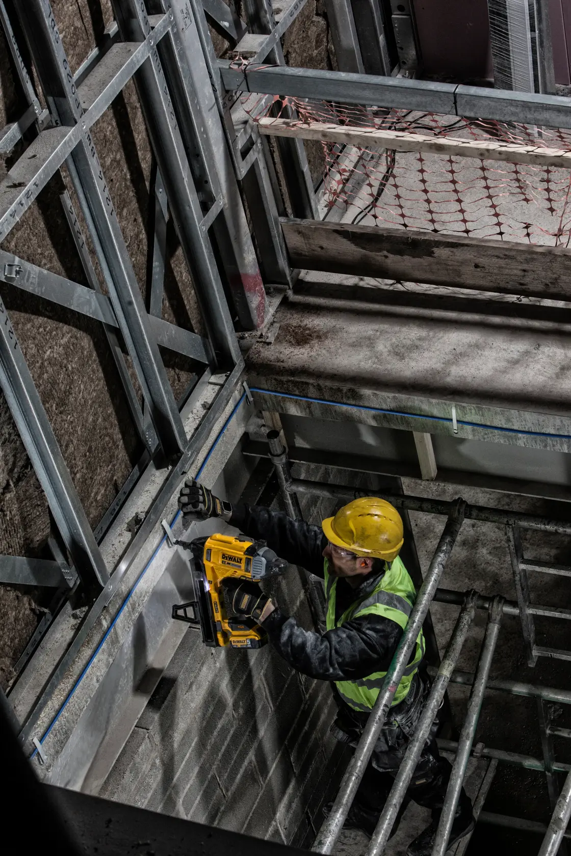 DEWALT® 18V XR® Brushless Concrete Nailer - 2 X 5Ah