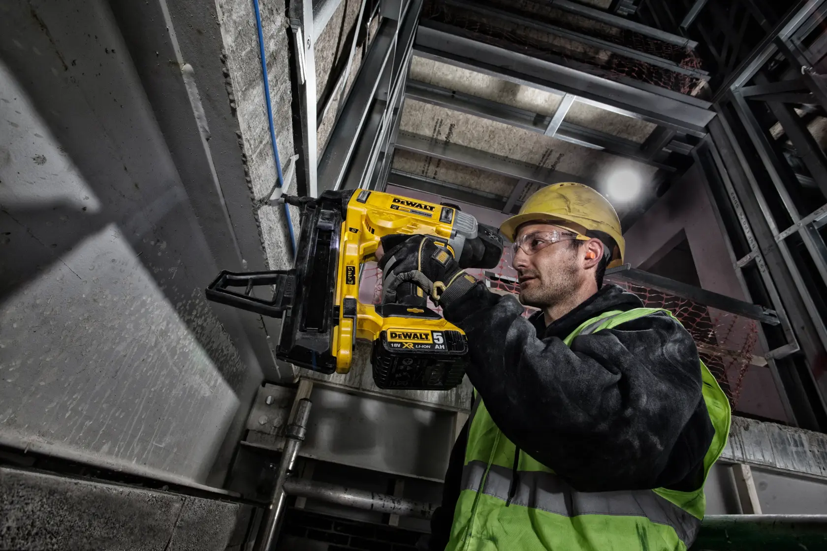 DEWALT® 18V XR® Brushless Concrete Nailer - 2 X 5Ah