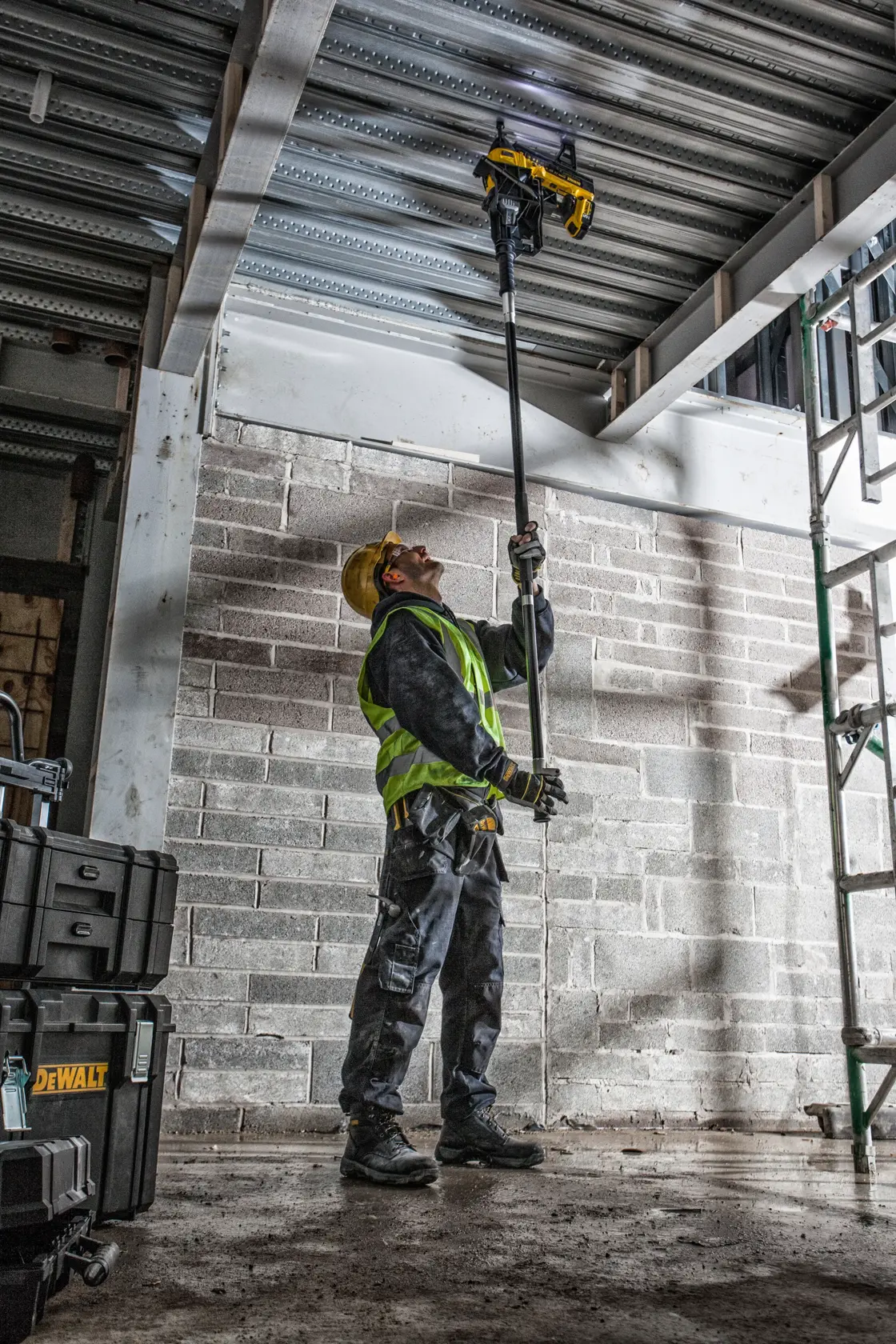 DEWALT® 18V XR® Brushless Concrete Nailer - 2 X 5Ah