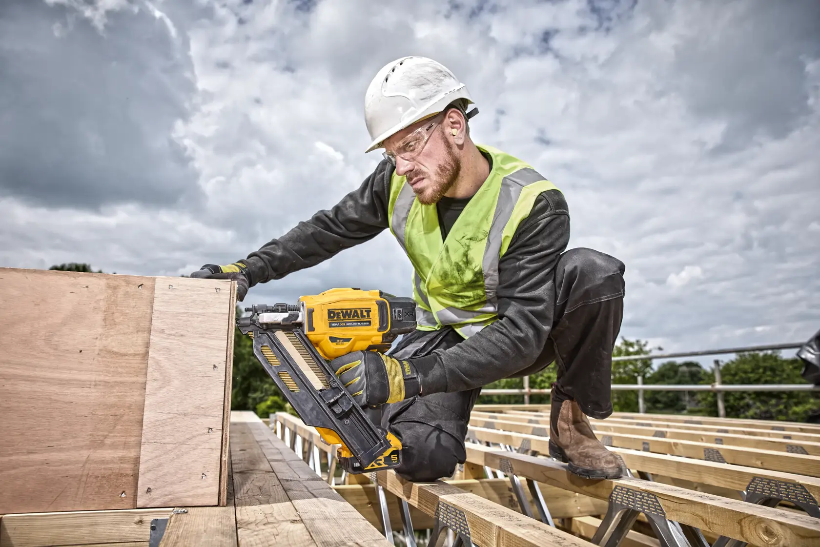 DEWALT® 18V XR® Brushless Next Gen Framing Nailer - 2 X 5AH