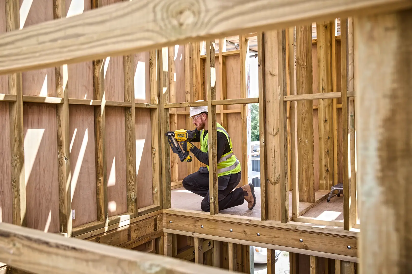 DEWALT® 18V XR® Brushless Next Gen Framing Nailer - 2 X 5AH