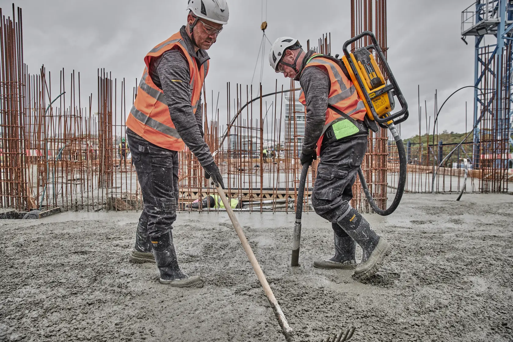 DEWALT® POWERSHIFT™ Backpack Vibrator