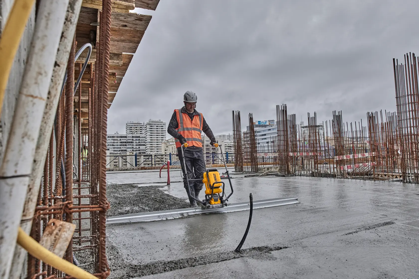 DEWALT® POWERSHIFT™ Vibrating Screed