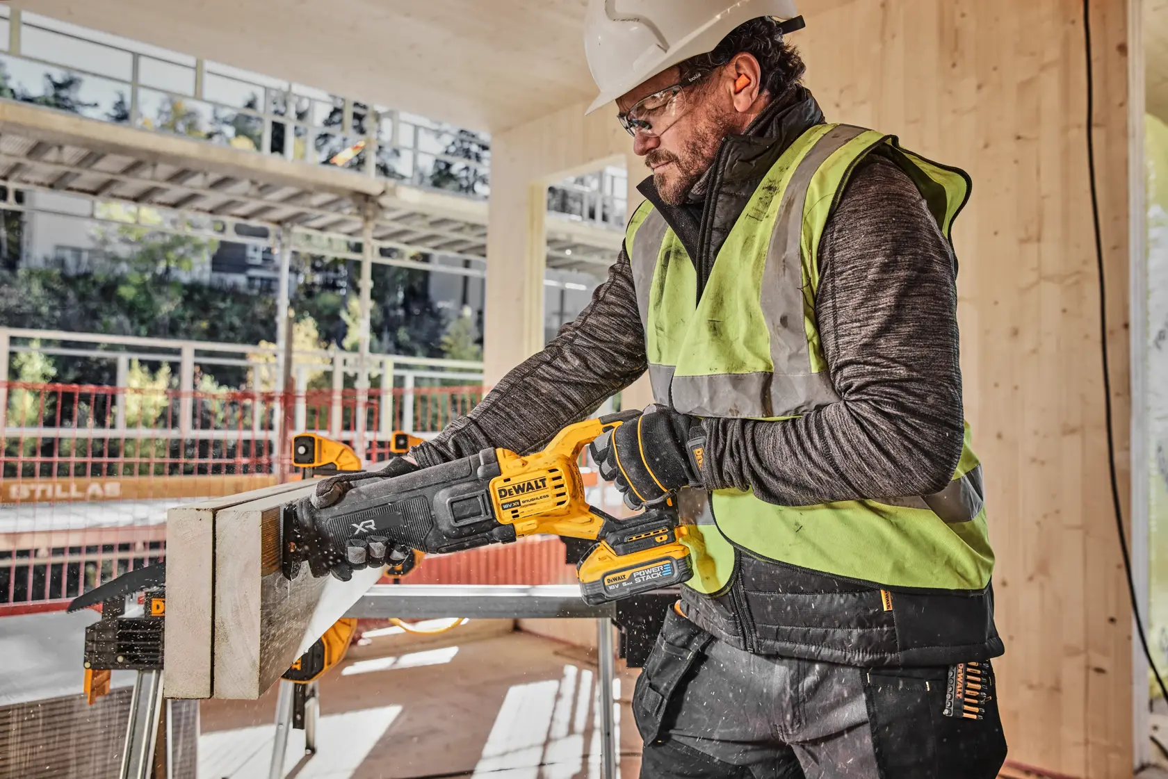 DEWALT® 18V XR® Brushless Reciprocating Saw - 2 x POWERSTACK 5Ah