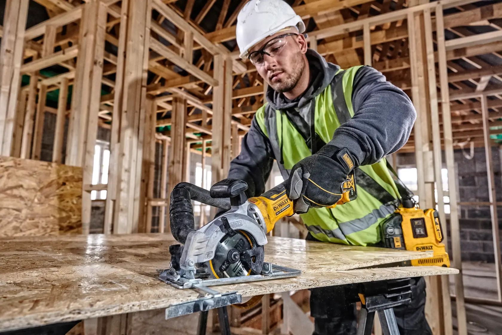 18V XR® Brushless Compact Circular Saw (115 mm) (2 X 5 Ah)