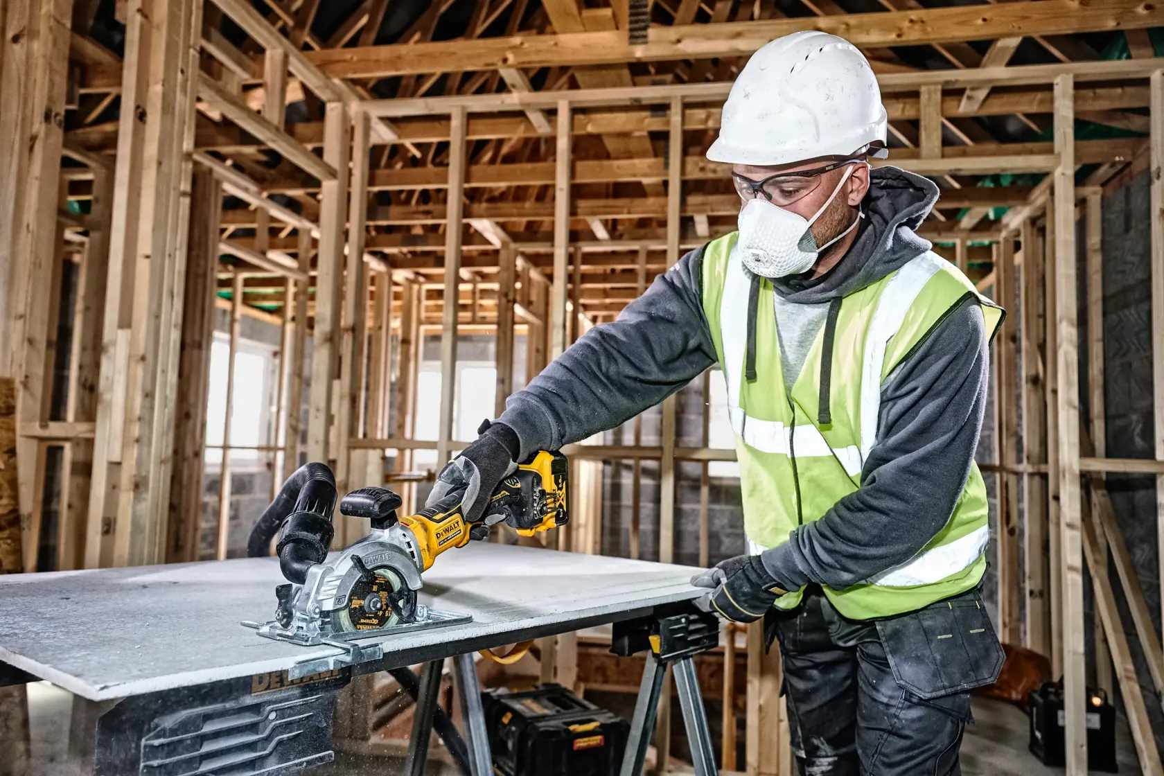 18V XR® Brushless Compact Circular Saw (115 mm) (2 X 5 Ah)
