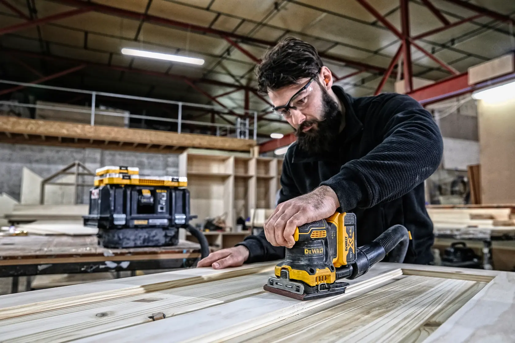 DEWALT® 18V XR® Brushless 1/4 Sheet Palm Sander (2 x 5 Ah)