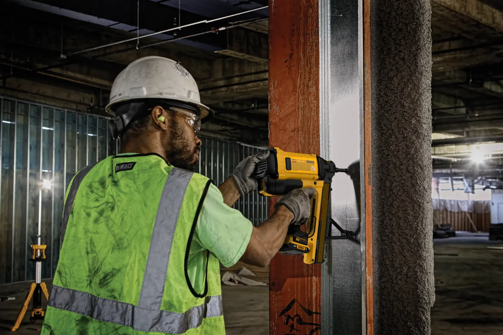 DEWALT® 18V XR® Gas Concrete Nailer - 1 x 2AH