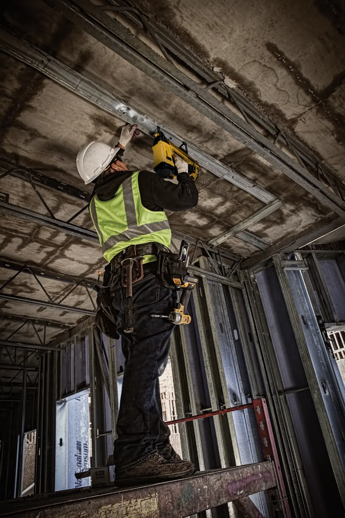DEWALT® 18V XR® Gas Concrete Nailer - 1 x 2AH