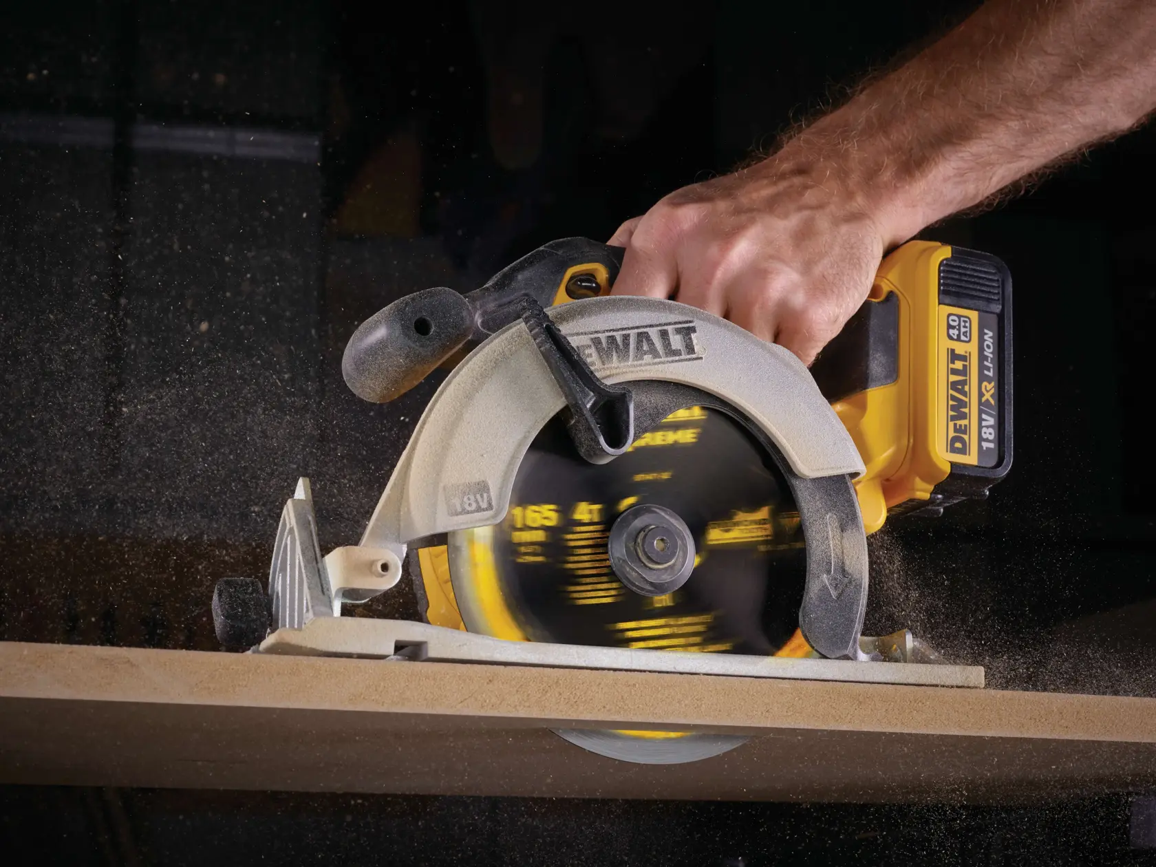 Graphique montrant la marque DEWALT XTREME Sub-Compact Series avec le slogan 'Compact et performance garantie' sur un fond jaune.