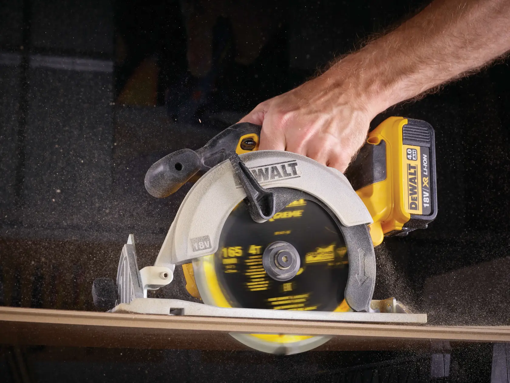 Grafik mit DEWALT XTREME Sub-Compact Series Branding und dem Slogan 'Kompakt und leistungsstark' auf gelbem Hintergrund.