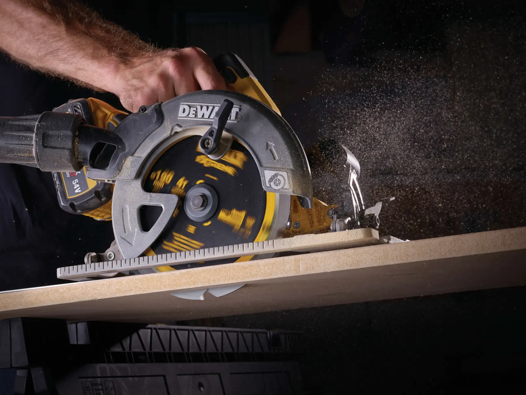 Graphique montrant la marque DEWALT XTREME Sub-Compact Series avec le slogan 'Compact et performance garantie' sur un fond jaune.