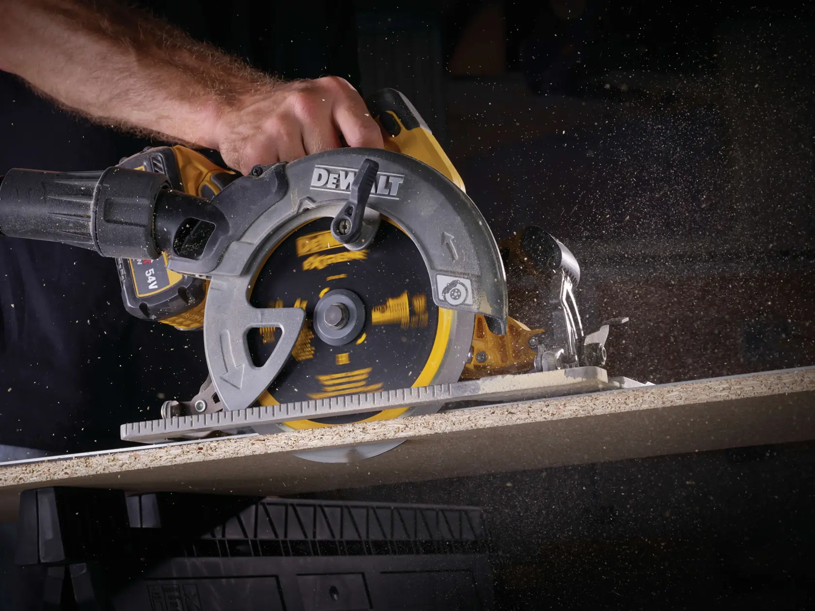 Grafik mit DEWALT XTREME Sub-Compact Series Branding und dem Slogan 'Kompakt und leistungsstark' auf gelbem Hintergrund.