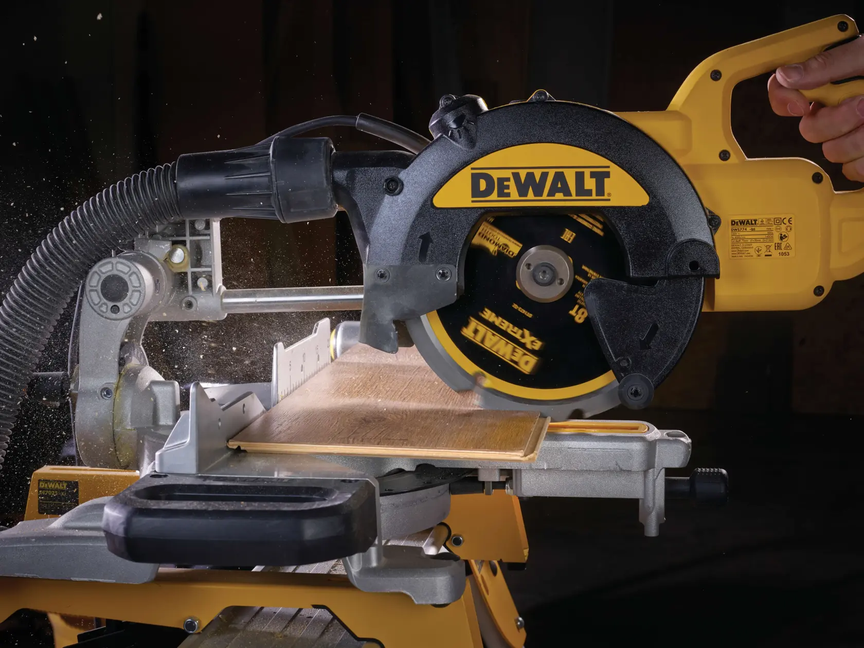 Graphique montrant la marque DEWALT XTREME Sub-Compact Series avec le slogan 'Compact et performance garantie' sur un fond jaune.