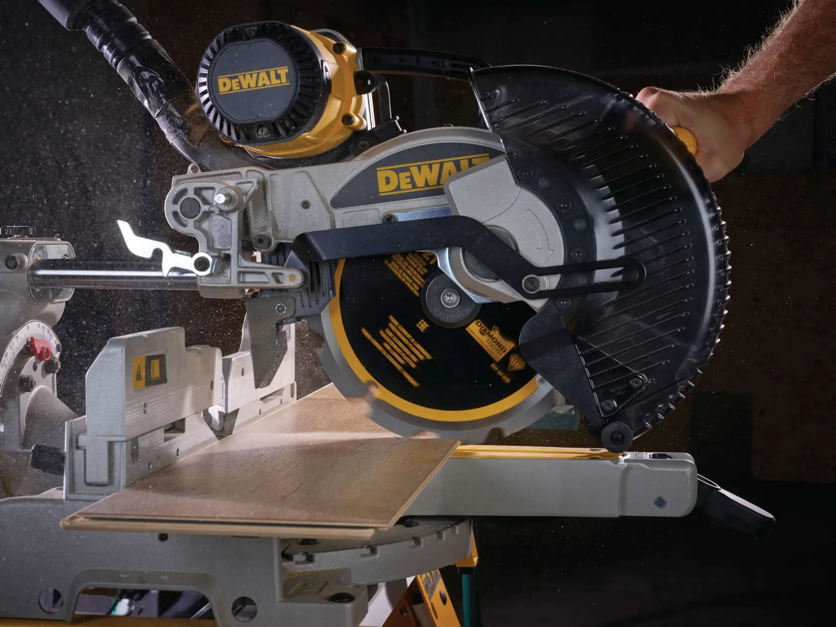 Graphique montrant la marque DEWALT XTREME Sub-Compact Series avec le slogan 'Compact et performance garantie' sur un fond jaune.