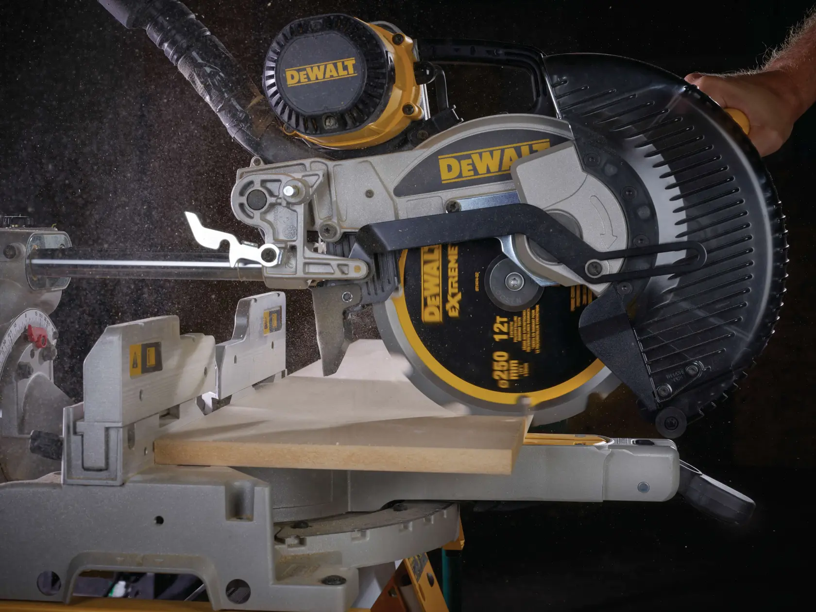 Grafik mit DEWALT XTREME Sub-Compact Series Branding und dem Slogan 'Kompakt und leistungsstark' auf gelbem Hintergrund.