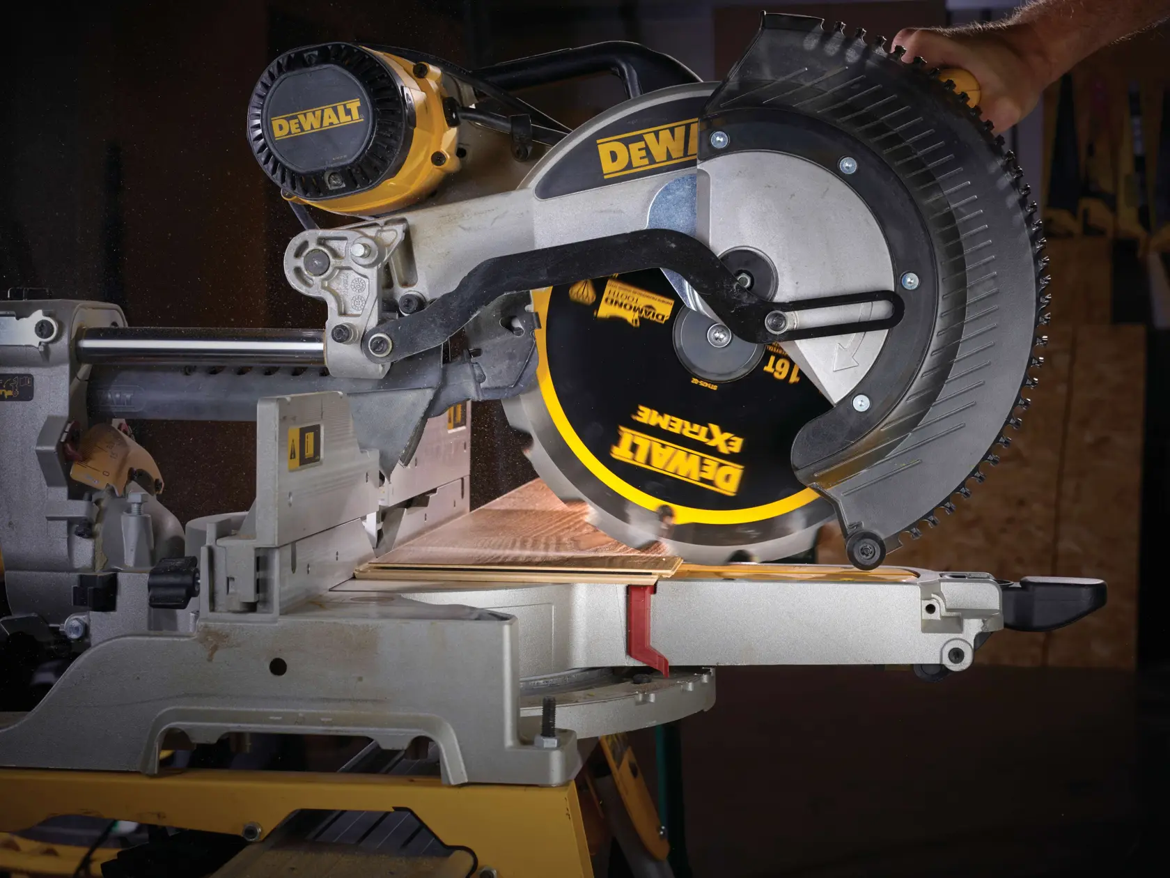 Graphique montrant la marque DEWALT XTREME Sub-Compact Series avec le slogan 'Compact et performance garantie' sur un fond jaune.