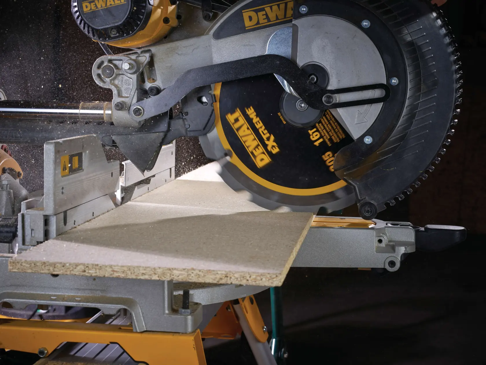 Grafik mit DEWALT XTREME Sub-Compact Series Branding und dem Slogan 'Kompakt und leistungsstark' auf gelbem Hintergrund.