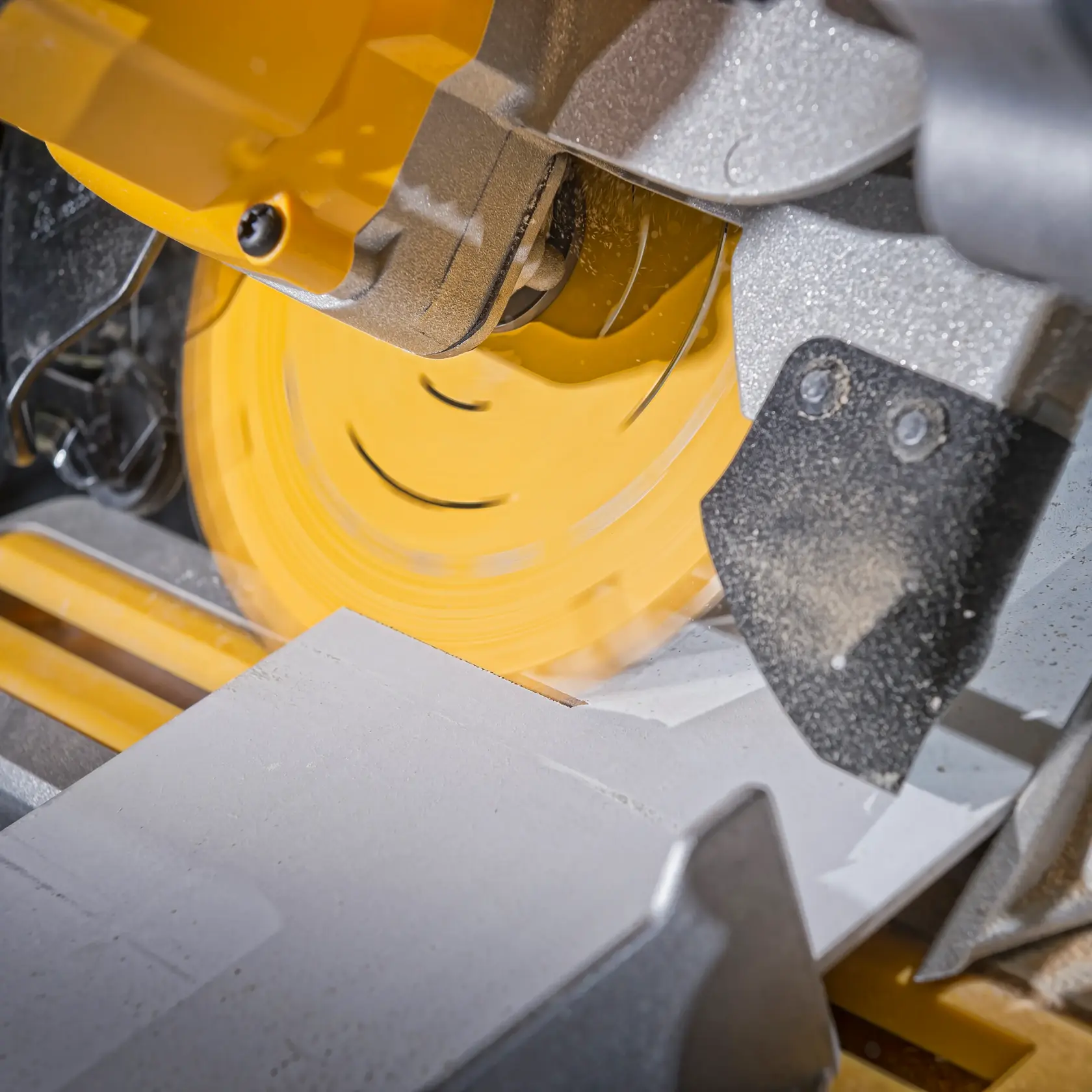 Graphique montrant la marque DEWALT XTREME Sub-Compact Series avec le slogan 'Compact et performance garantie' sur un fond jaune.