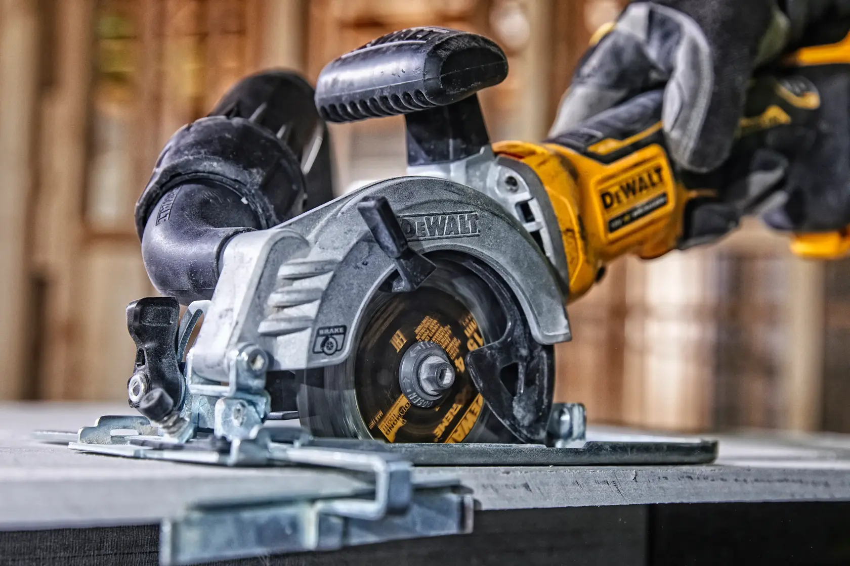 Graphique montrant la marque DEWALT XTREME Sub-Compact Series avec le slogan 'Compact et performance garantie' sur un fond jaune.