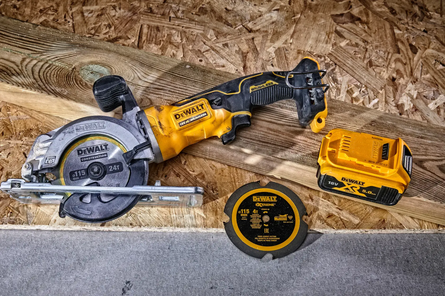 Grafik mit DEWALT XTREME Sub-Compact Series Branding und dem Slogan 'Kompakt und leistungsstark' auf gelbem Hintergrund.