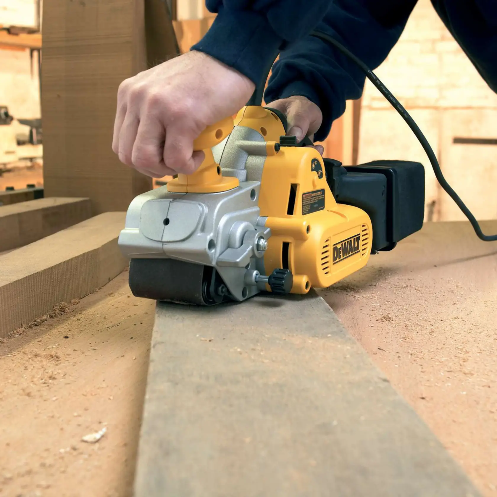 Graphique montrant la marque DEWALT XTREME Sub-Compact Series avec le slogan 'Compact et performance garantie' sur un fond jaune.