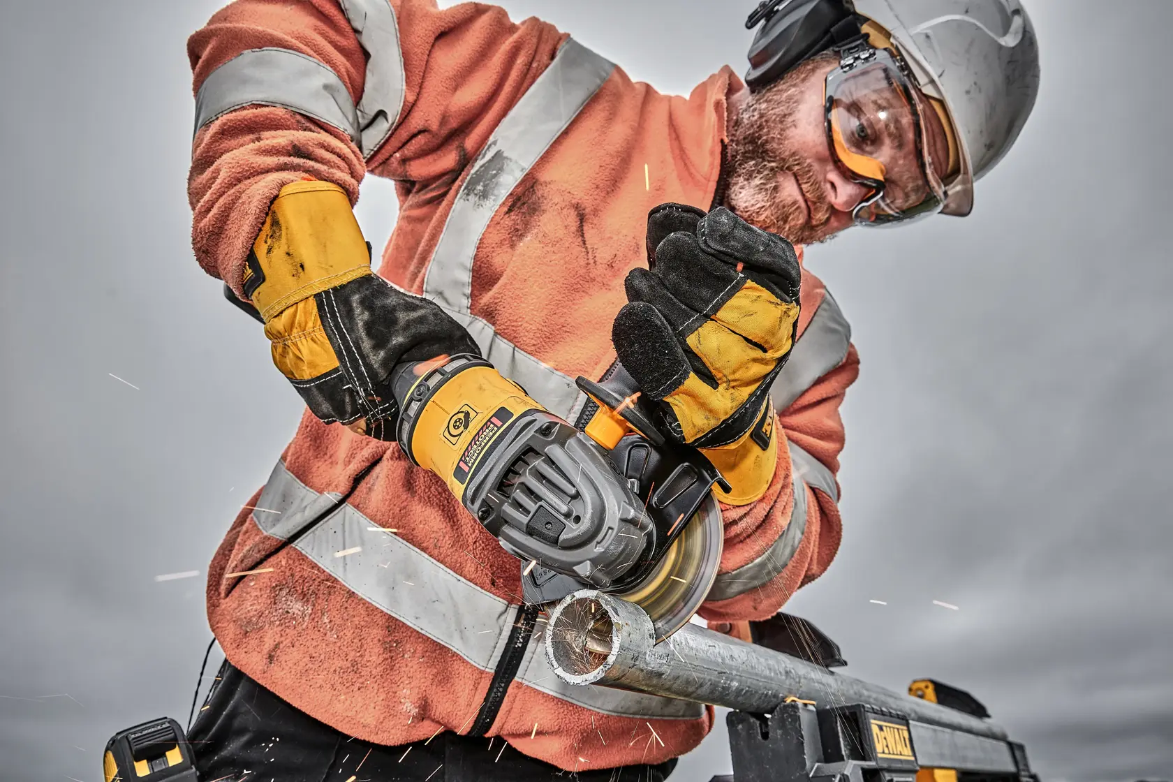 Grafik mit DEWALT XTREME Sub-Compact Series Branding und dem Slogan 'Kompakt und leistungsstark' auf gelbem Hintergrund.