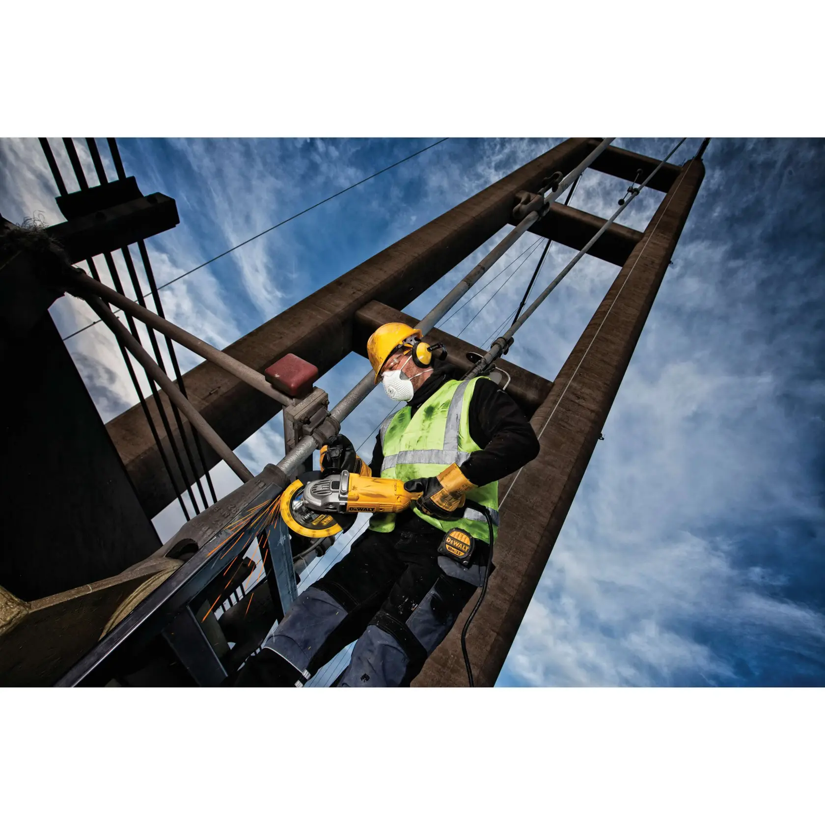 Graphique montrant la marque DEWALT XTREME Sub-Compact Series avec le slogan 'Compact et performance garantie' sur un fond jaune.