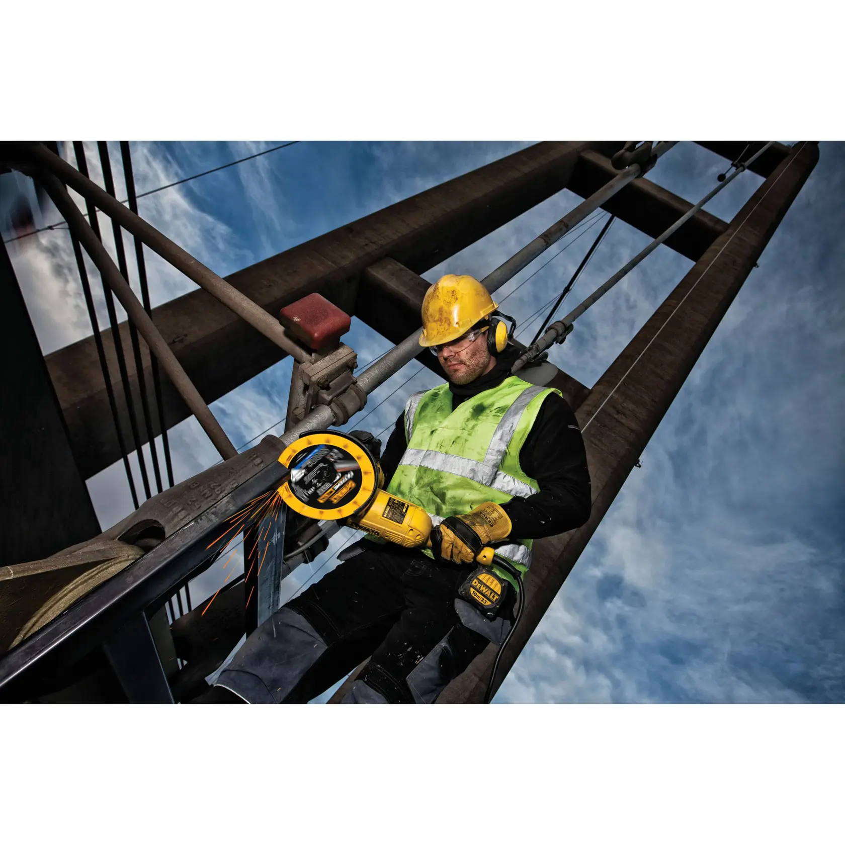 Grafik mit DEWALT XTREME Sub-Compact Series Branding und dem Slogan 'Kompakt und leistungsstark' auf gelbem Hintergrund.