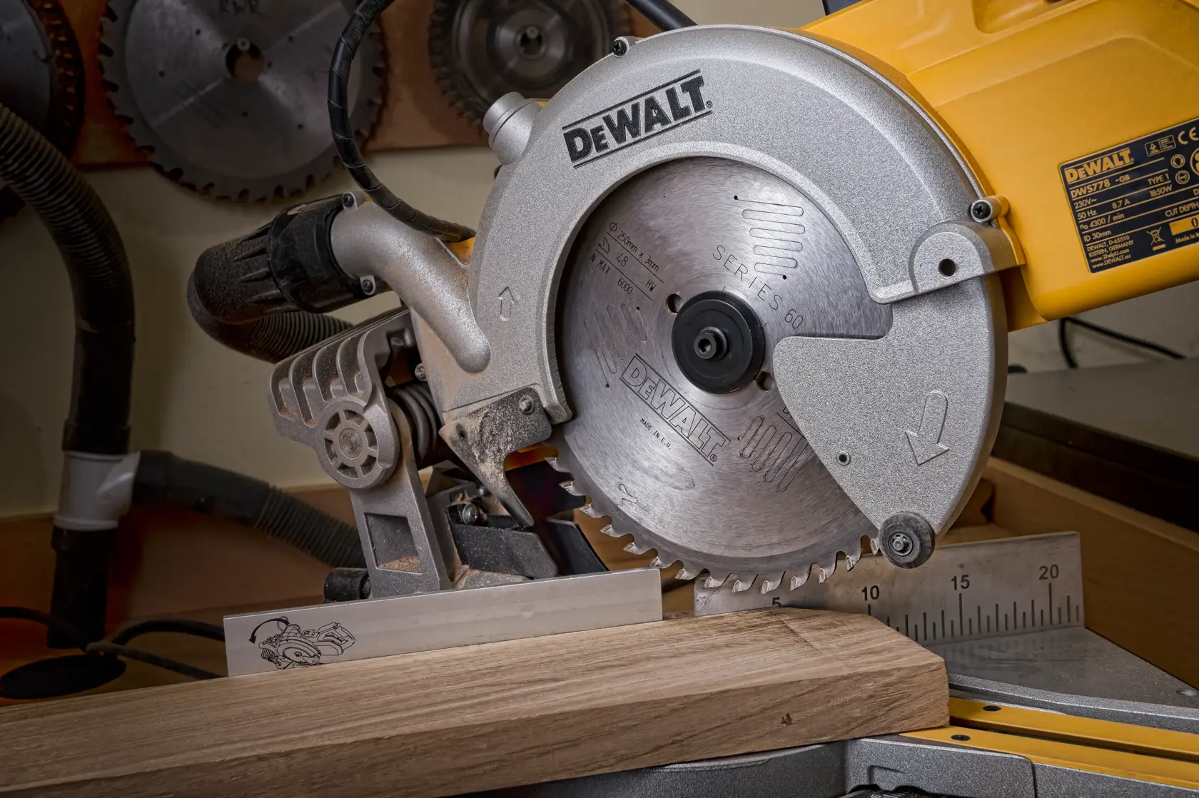 Graphique montrant la marque DEWALT XTREME Sub-Compact Series avec le slogan 'Compact et performance garantie' sur un fond jaune.