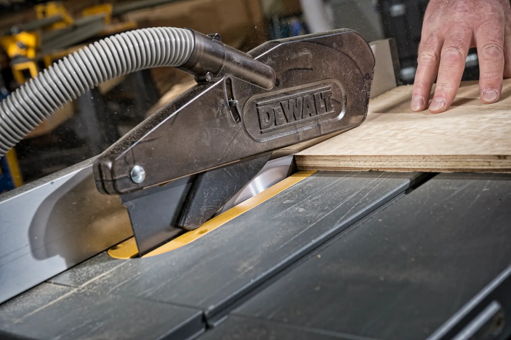 Grafik mit DEWALT XTREME Sub-Compact Series Branding und dem Slogan 'Kompakt und leistungsstark' auf gelbem Hintergrund.