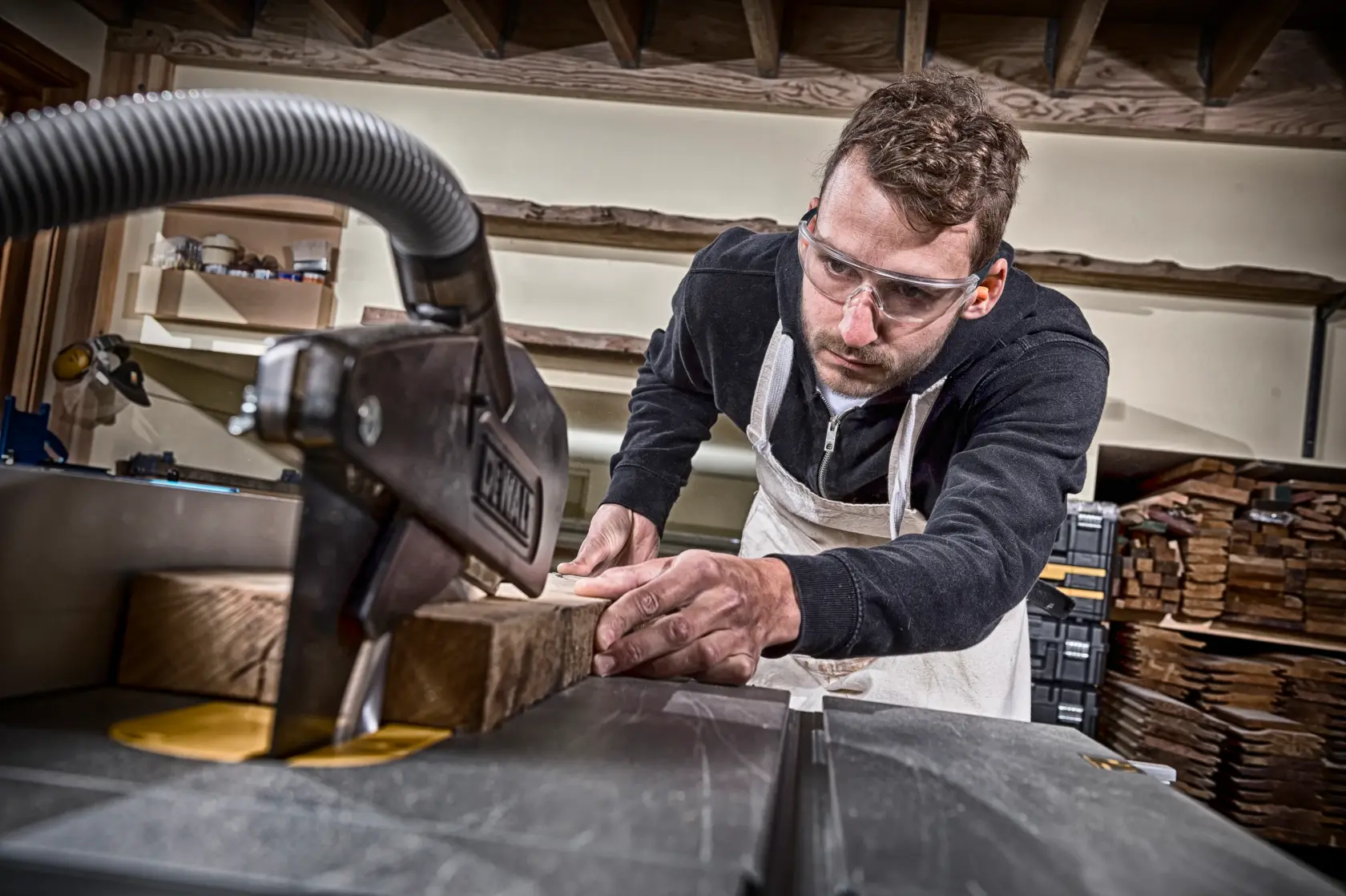 Grafik mit DEWALT XTREME Sub-Compact Series Branding und dem Slogan 'Kompakt und leistungsstark' auf gelbem Hintergrund.