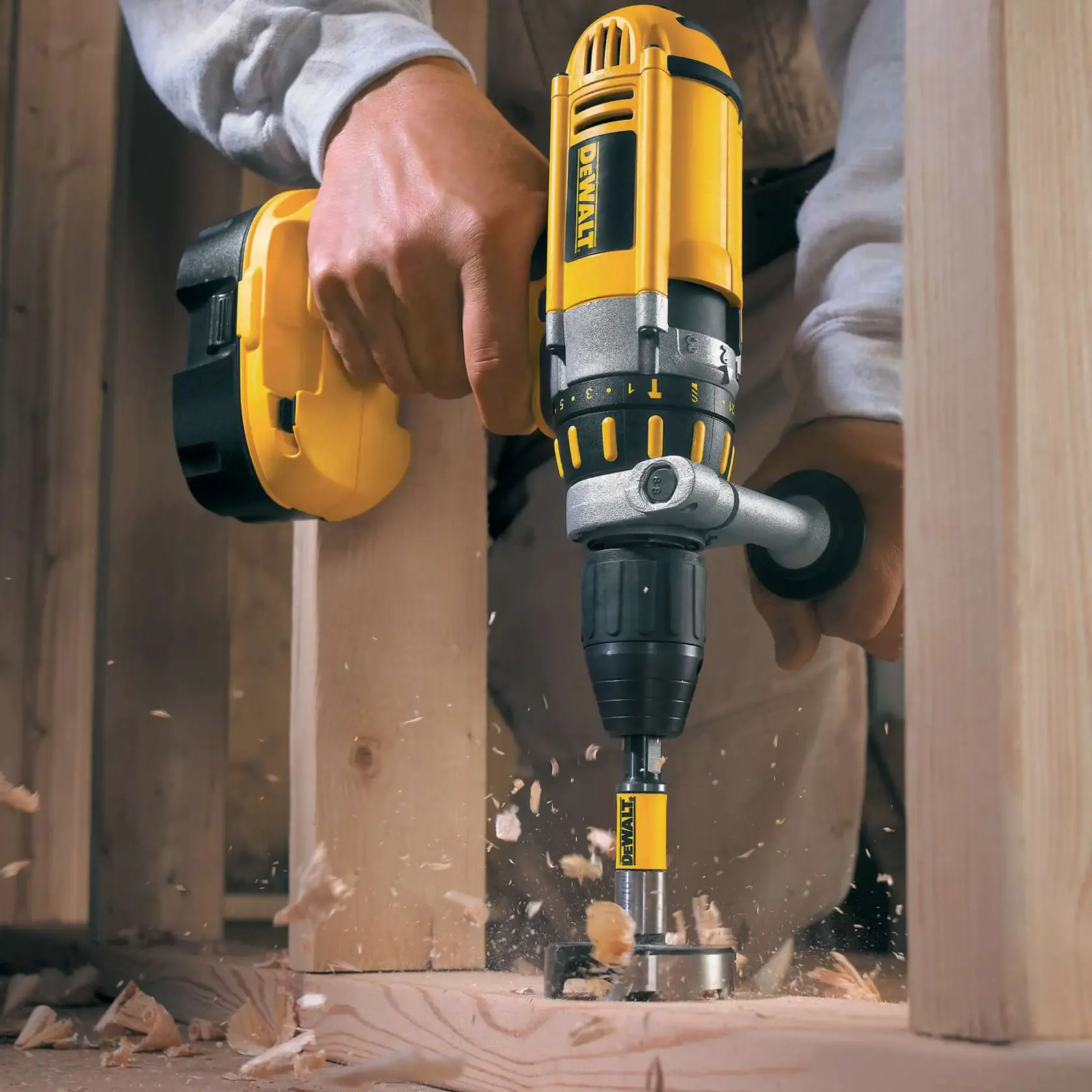 Graphique montrant la marque DEWALT XTREME Sub-Compact Series avec le slogan 'Compact et performance garantie' sur un fond jaune.