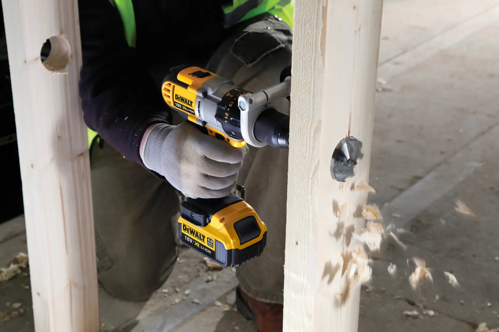 Graphique montrant la marque DEWALT XTREME Sub-Compact Series avec le slogan 'Compact et performance garantie' sur un fond jaune.