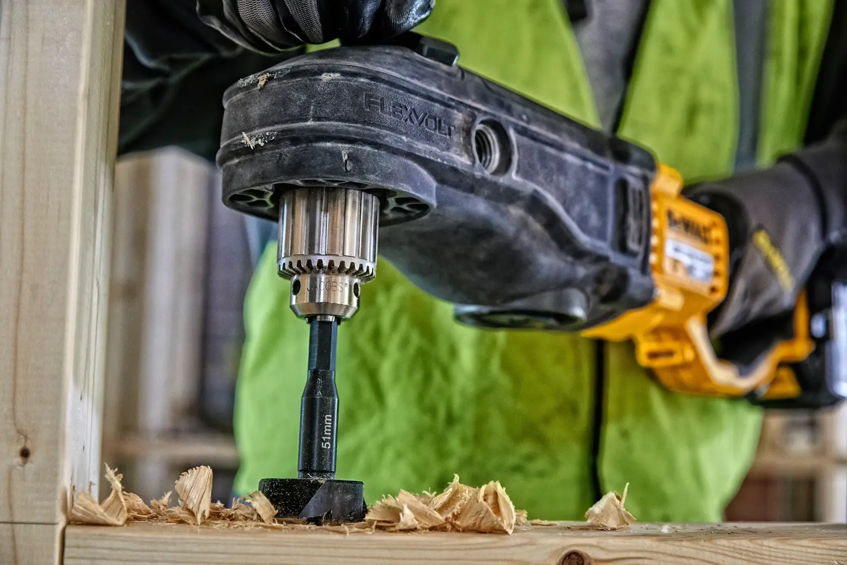 Grafik mit DEWALT XTREME Sub-Compact Series Branding und dem Slogan 'Kompakt und leistungsstark' auf gelbem Hintergrund.