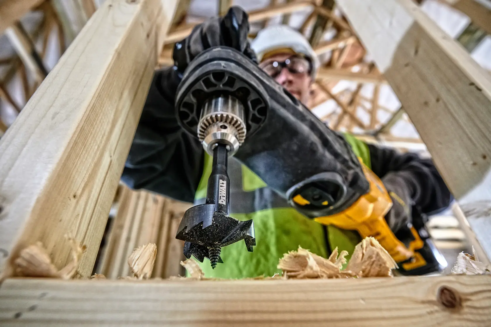 Graphique montrant la marque DEWALT XTREME Sub-Compact Series avec le slogan 'Compact et performance garantie' sur un fond jaune.