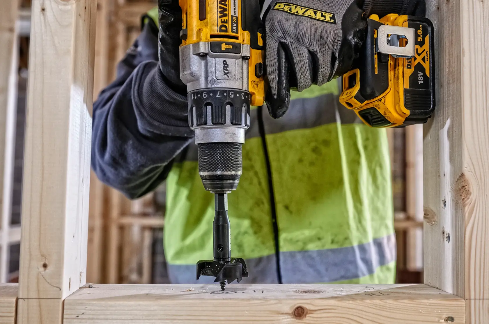 Grafik mit DEWALT XTREME Sub-Compact Series Branding und dem Slogan 'Kompakt und leistungsstark' auf gelbem Hintergrund.