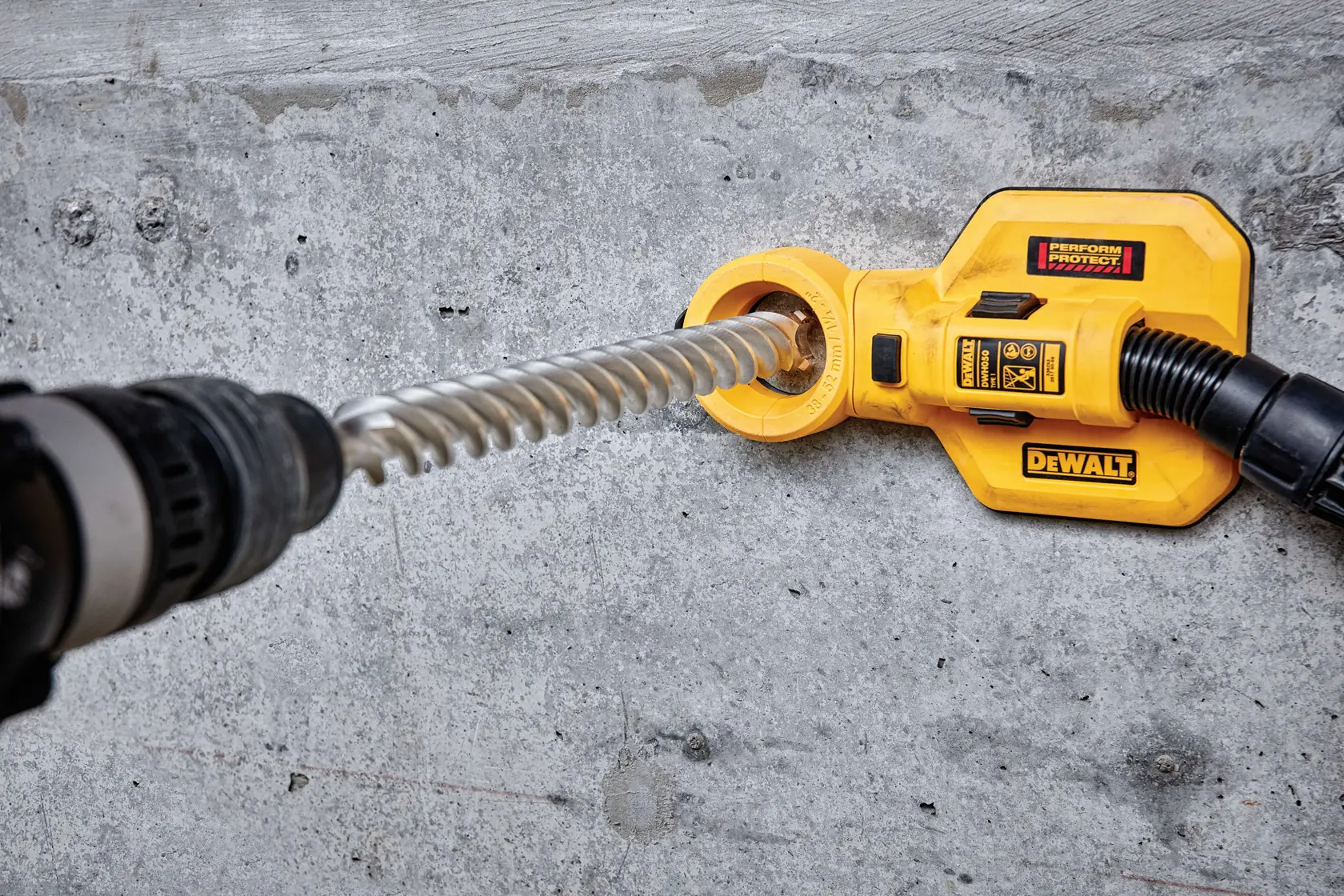 Accesorio DEWALT para taladro en pared de concreto, extracción de polvo al perforar.