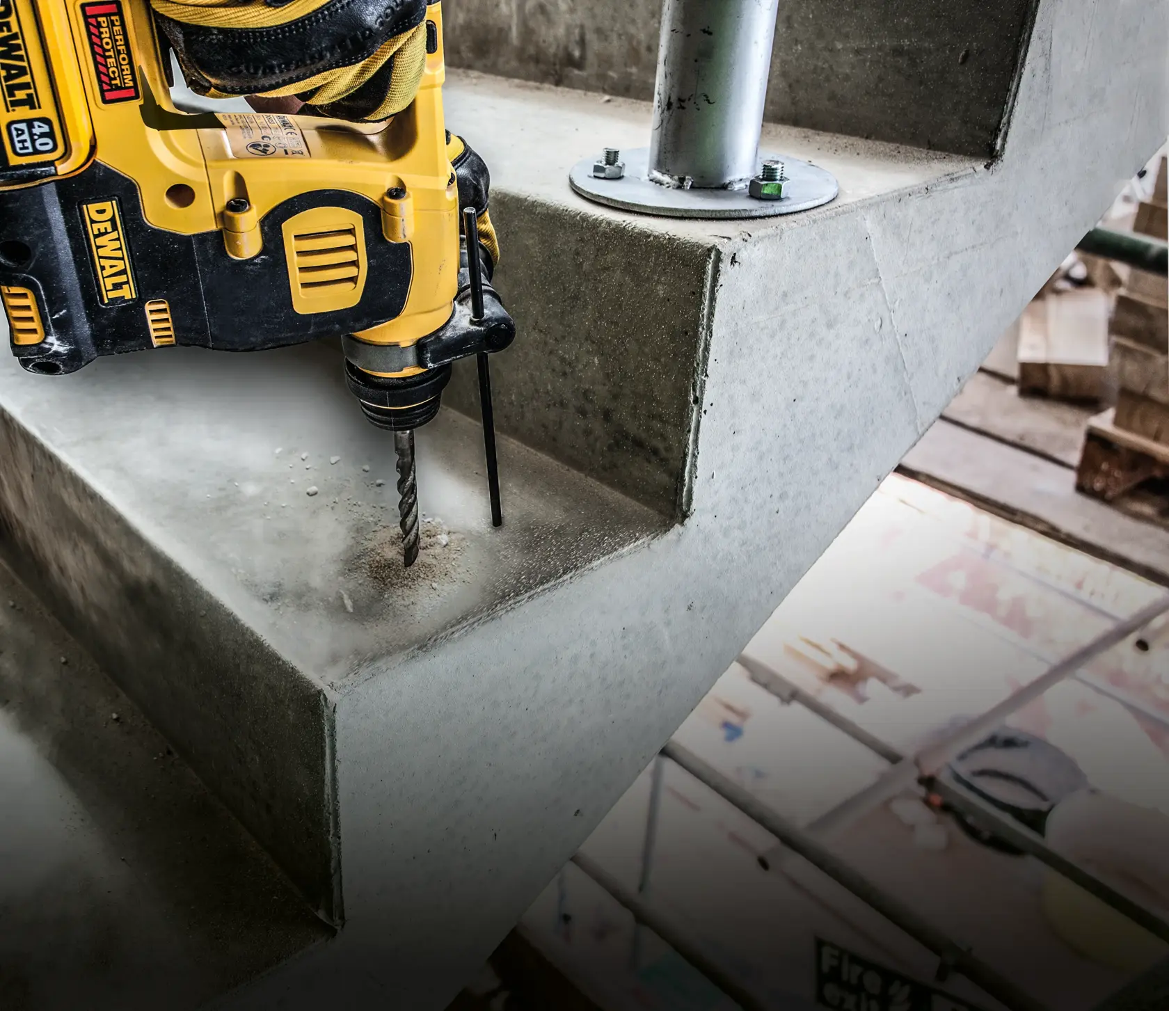 Ein Metallbohrer mit Spiralnuten und SDS-Schaft, geeignet für Beton- und Mauerwerkbohrungen.