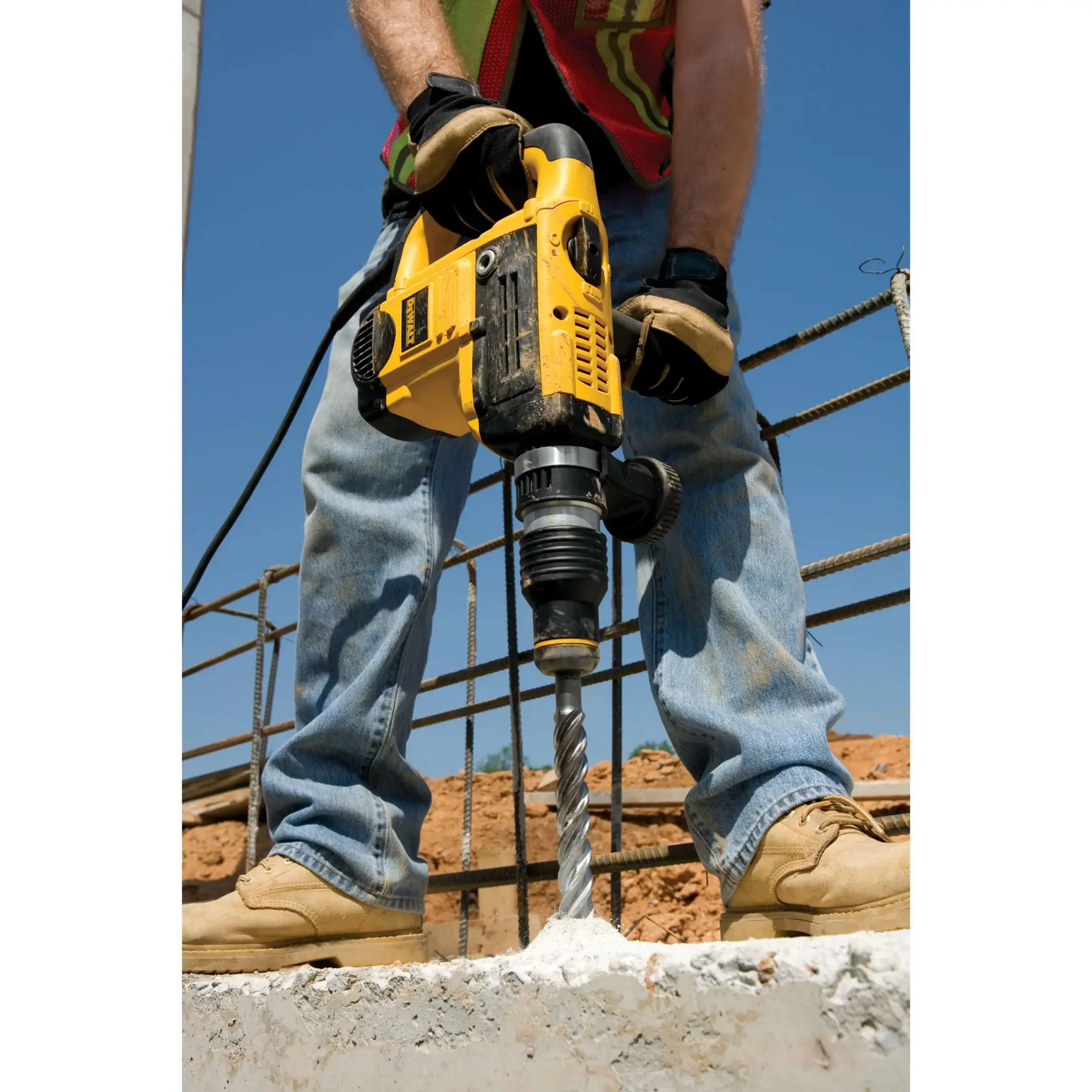 Grafik mit DEWALT XTREME Sub-Compact Series Branding und dem Slogan 'Kompakt und leistungsstark' auf gelbem Hintergrund.