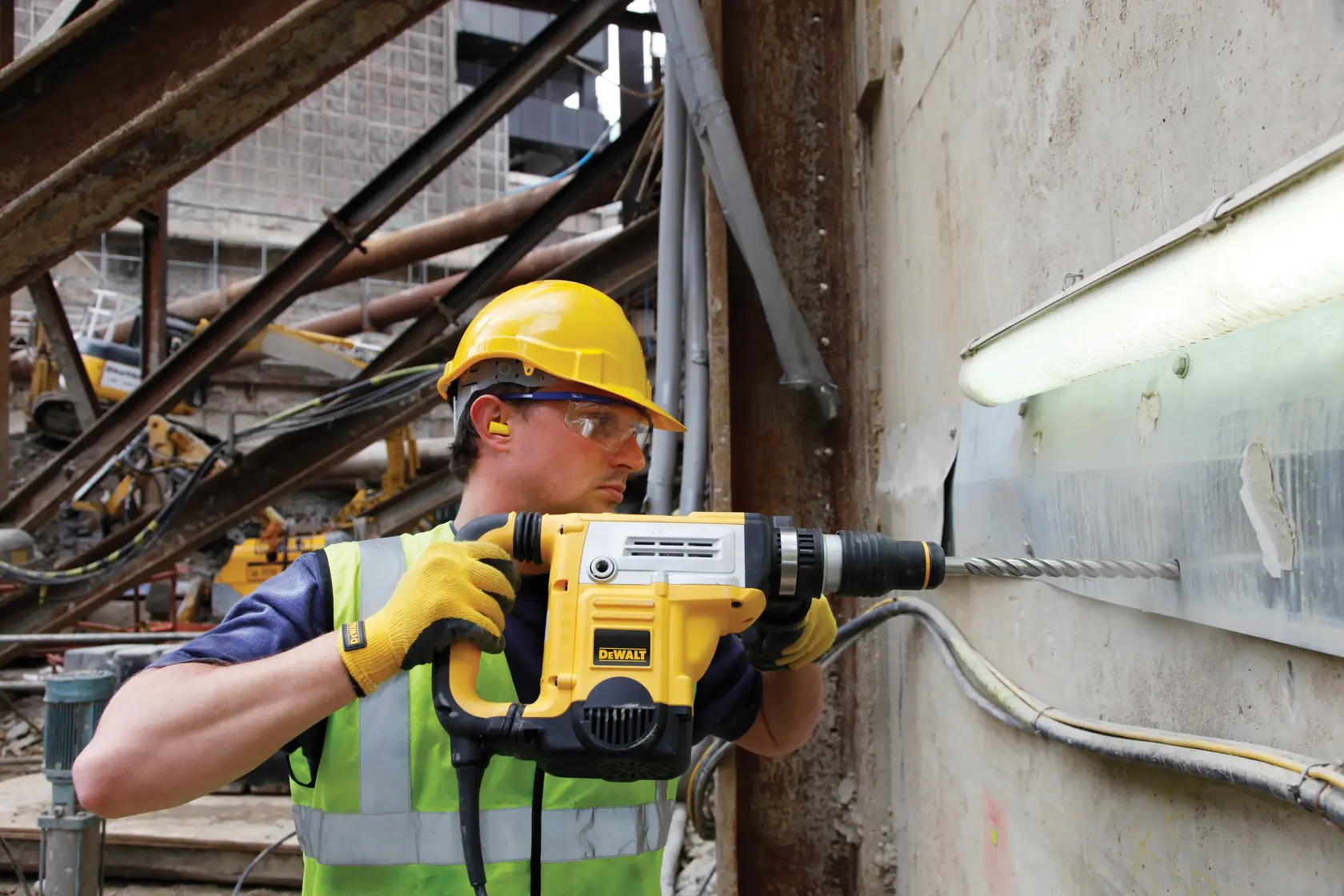 Grafik mit DEWALT XTREME Sub-Compact Series Branding und dem Slogan 'Kompakt und leistungsstark' auf gelbem Hintergrund.