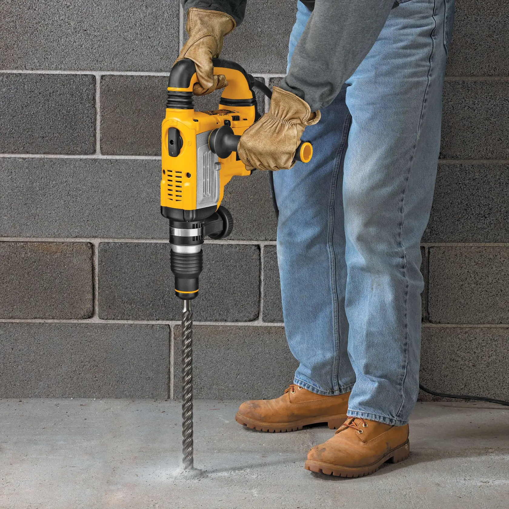 Graphique montrant la marque DEWALT XTREME Sub-Compact Series avec le slogan 'Compact et performance garantie' sur un fond jaune.