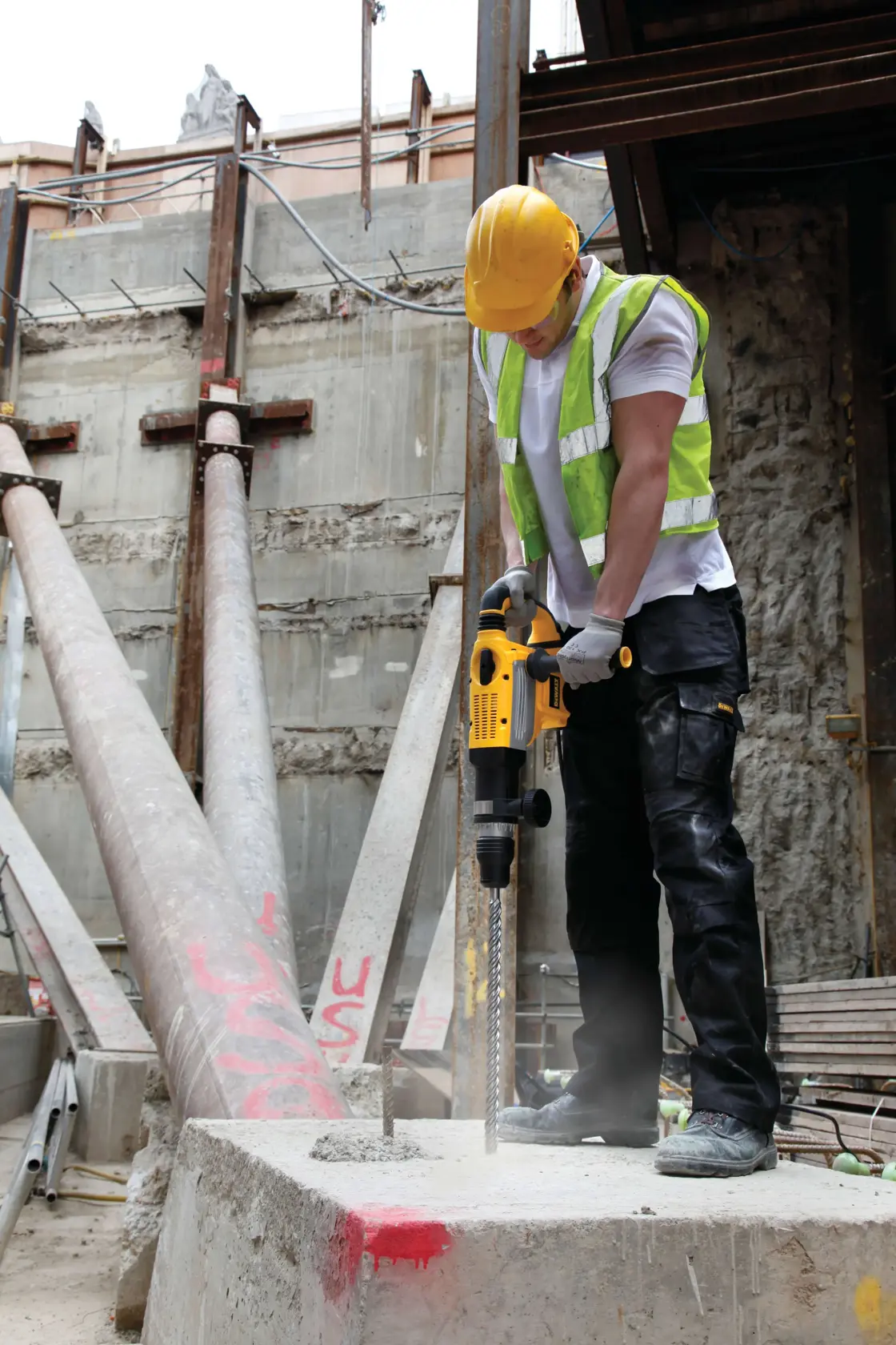 Graphique montrant la marque DEWALT XTREME Sub-Compact Series avec le slogan 'Compact et performance garantie' sur un fond jaune.