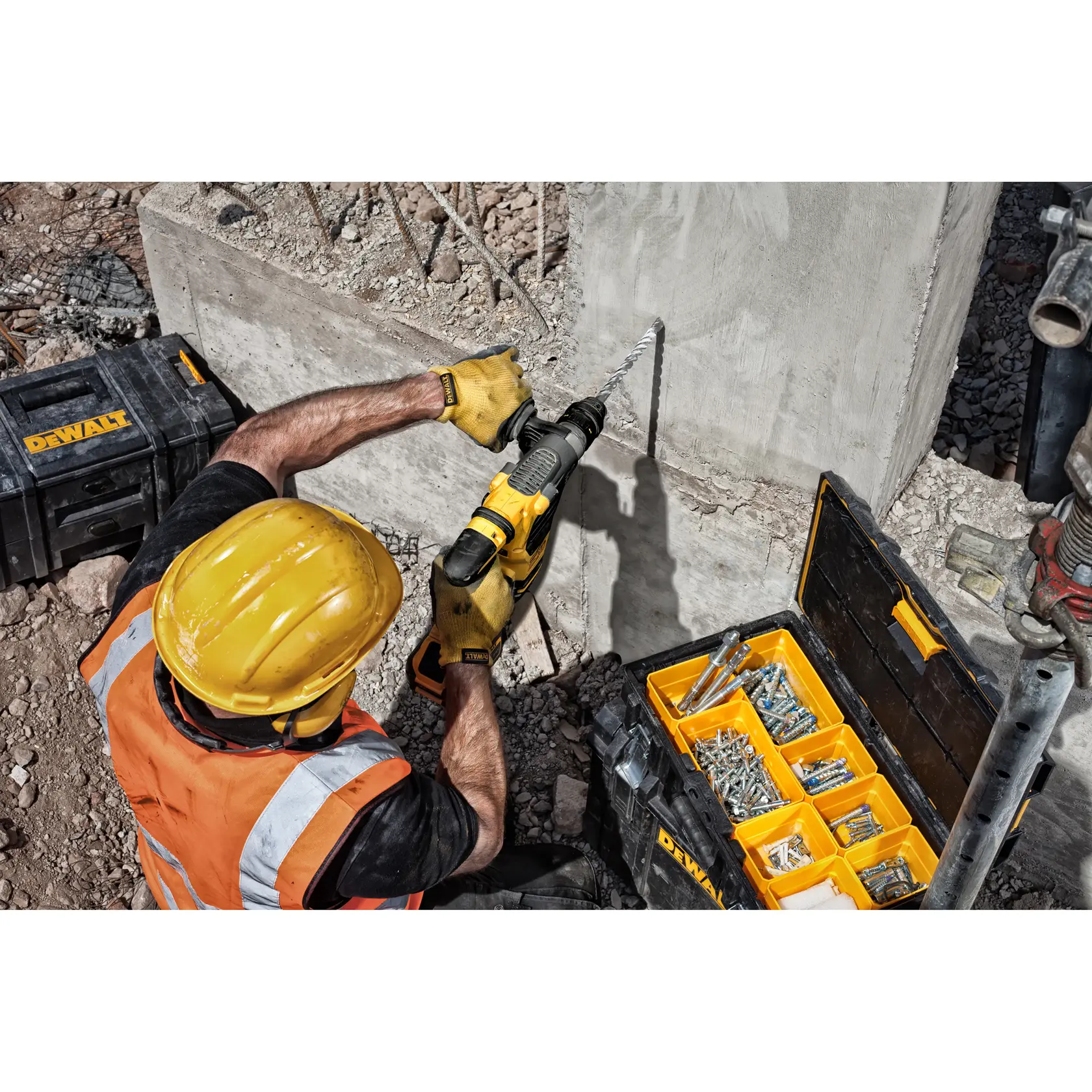 Grafik mit DEWALT XTREME Sub-Compact Series Branding und dem Slogan 'Kompakt und leistungsstark' auf gelbem Hintergrund.