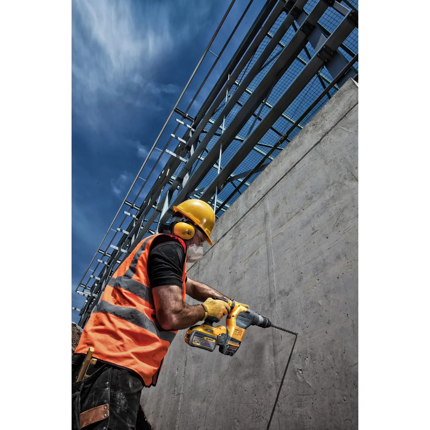 Graphique montrant la marque DEWALT XTREME Sub-Compact Series avec le slogan 'Compact et performance garantie' sur un fond jaune.
