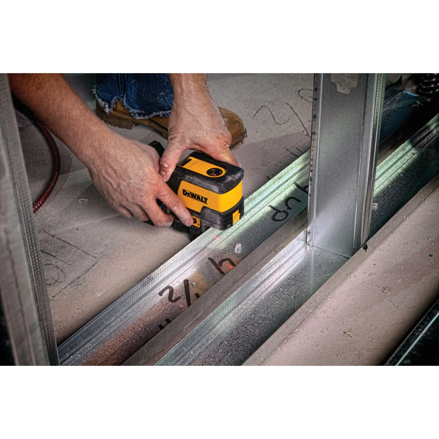 DEWALT DW0822 gelb-schwarzes kompaktes Laser-Nivelliergerät für genaue Messungen bei Bau oder Fotografie.