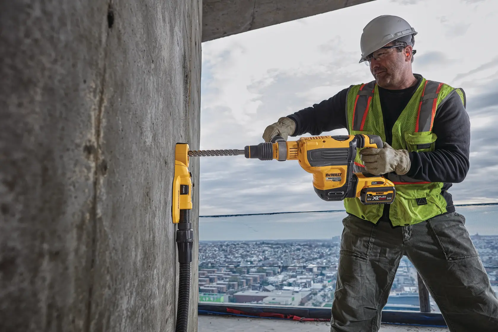 DEWALT DWH050, DWH050K, DWH050-XJ Staubabsaugung an Betonwand auf Baustelle eingesetzt.