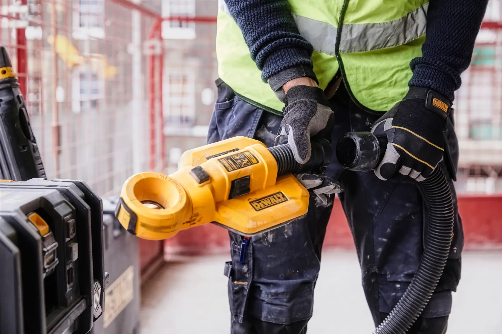 DEWALT Staubabsauggerät Fotografie, SKUs DWH050, DWH050K, DWH050-XJ, im Einsatz auf Baustelle.