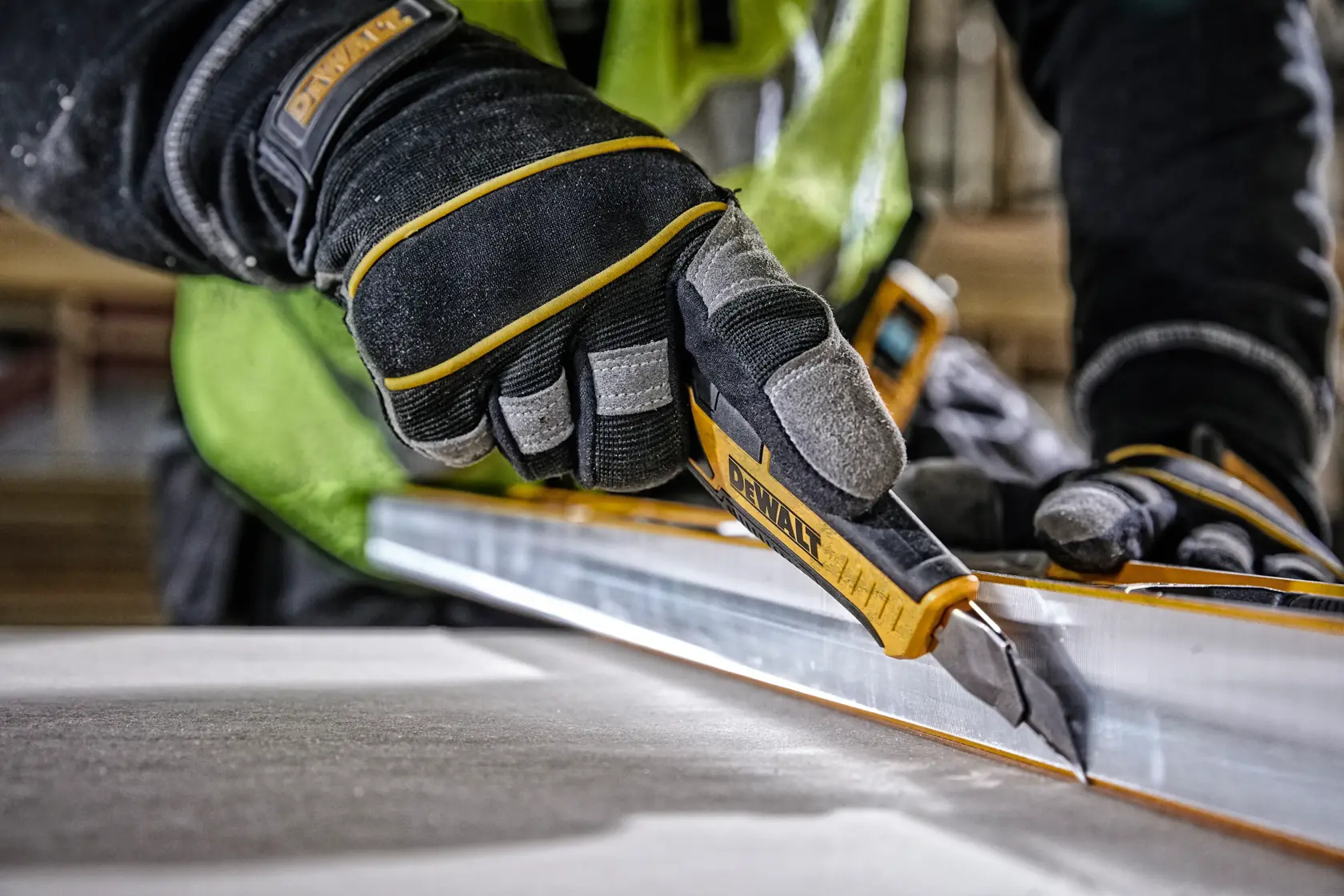 DEWALT® 18mm Snap-off Knife With Thumb Wheel Lock
