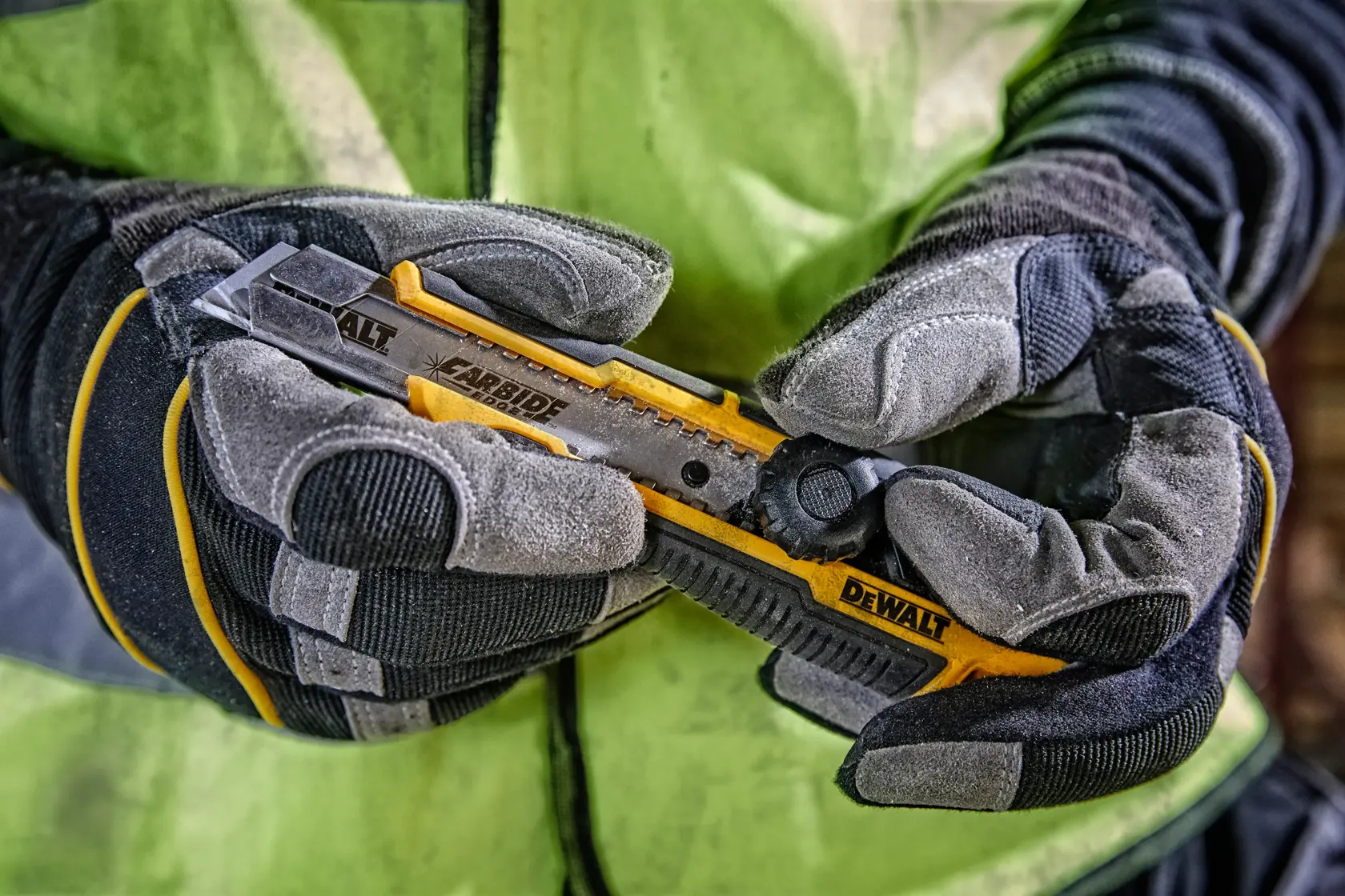 DEWALT® 18mm Snap-off Knife With Thumb Wheel Lock